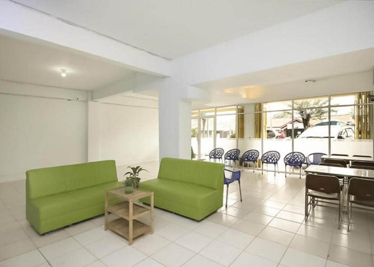 Готель Reddoorz @ Jalan Brigjend Katamso Medan 2 Екстер'єр фото