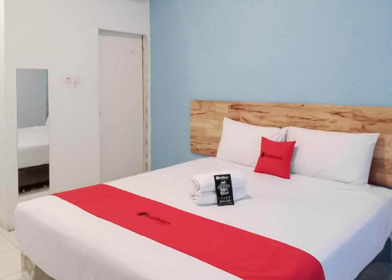 Готель Reddoorz @ Jalan Brigjend Katamso Medan 2 Екстер'єр фото